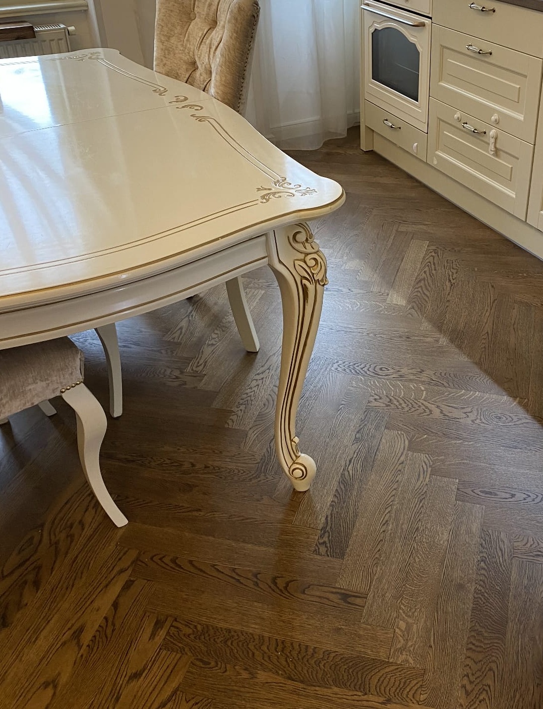 Lakovaná dřevěná podlaha se stolem